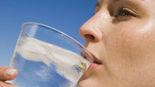 mulher_bebendo_agua_com_gelo