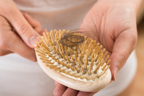 Evite a queda de cabelo e os fios brancos com o óleo de coco Evite a queda de cabelo e os fios brancos com o óleo de coco