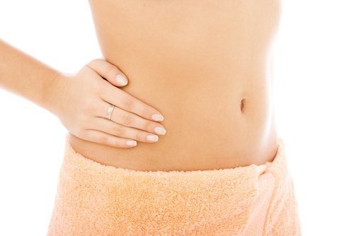 Mulher massageando a cintura