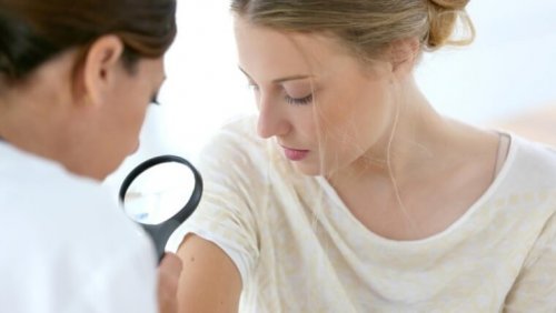 Mulher consultando dermatologista por causa dos pontos vermelhos na pele