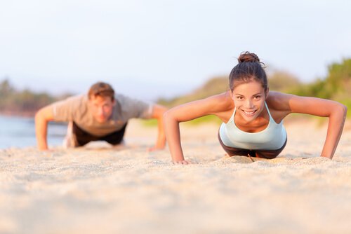 Casal fazendo exercícios para os braços