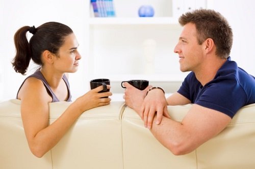 Casal tomando café e conversando sobre seu novo relacionamento