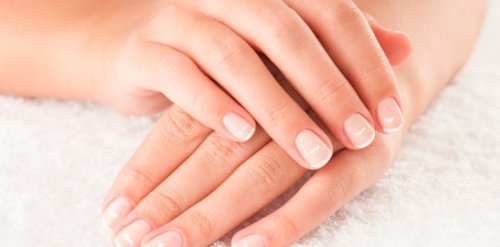 Por que aparecem manchas brancas nas unhas