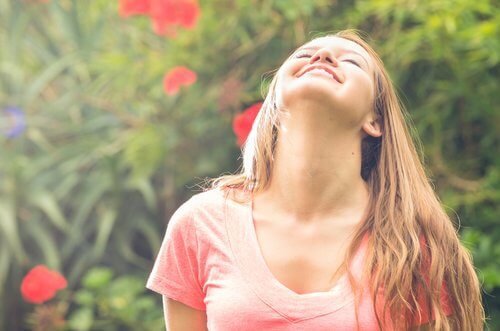 Mulher feliz porque não tem dor cervical