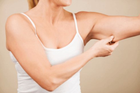 Mulher que precisa fazer exercícios para os braços