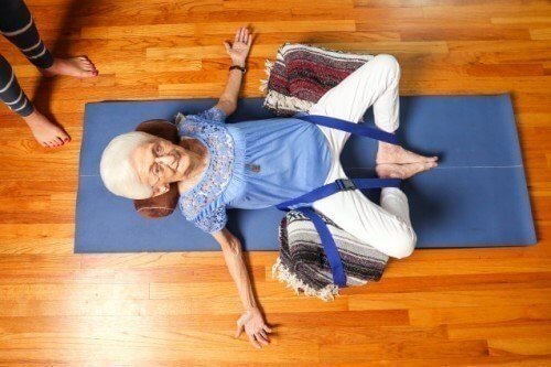 Anna Pesce praticando ioga