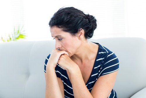 Mulher preocupada com seu sistema digestivo