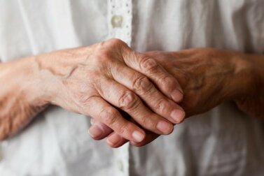 Artrite nas mãos e nos pulsos: 8 remédios naturais