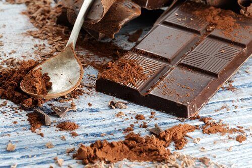 O chocolate preto é benéfico para aumentar a energia e perder cintura