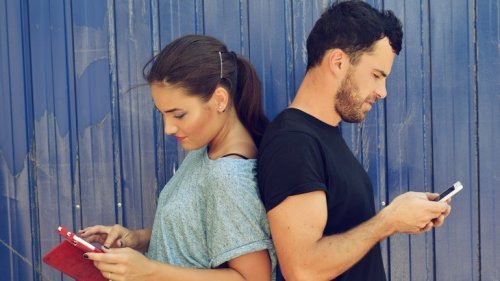 Relacionamento de casal com telefones