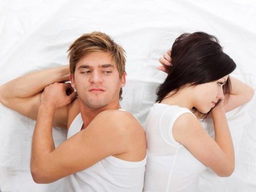 Casal de relacionamento afetado por dormir na mesma cama