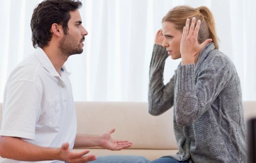 casal_discutindo_briga