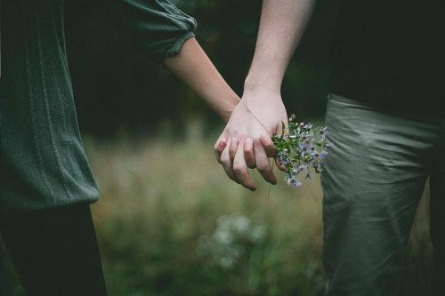 Casal de luto segurando as mãos