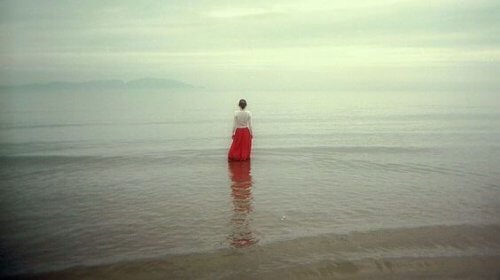 Mulher de luto no mar