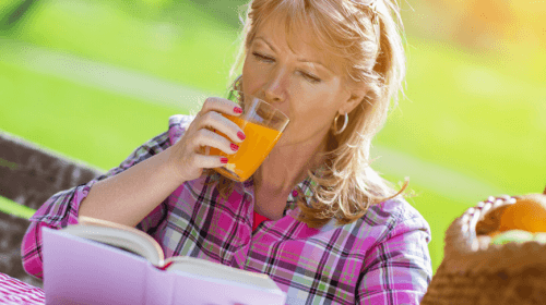 Mulher bebendo Remédio com cenoura e alho para combater o cansaço profunda
