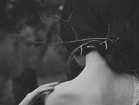 Mulher de costas por causa da culpa