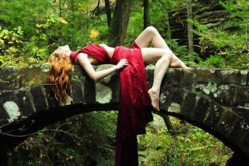 mulher-deitada-ponte-natureza