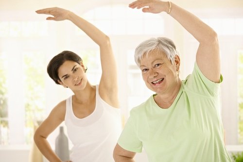 mulher_idosa_alongamento_exercicio