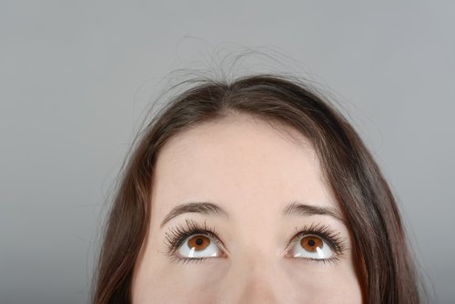 mulher_olhando_para_cima