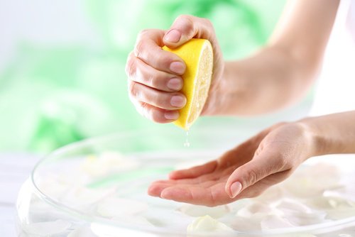 Pessoa espremendo um limão