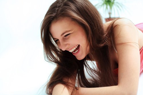 Mulher atraente sorrindo