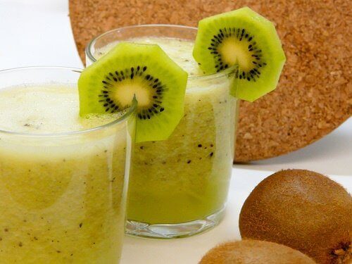 O suco de kiwi e coco pode ajudar a reduzir a barriga