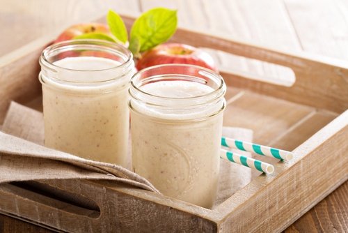 O suco de maçã e maca pode ajudar a reduzir a barriga