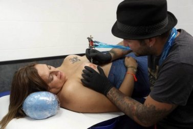 Um grupo de artistas devolve a feminilidade à vítimas do câncer de mama