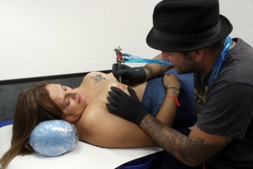 Um grupo de artistas devolve a feminilidade a estas mulheres Um grupo de artistas devolve a feminilidade a estas mulheres