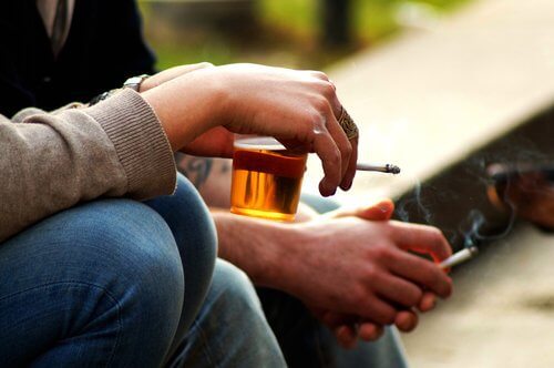Beber e fumar pode causar um nível alto de estrogênio