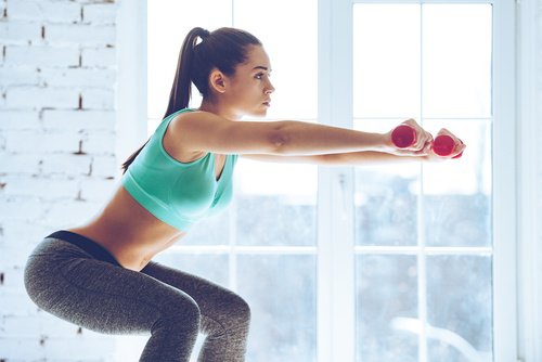 Agachamento para exercitar os glúteos