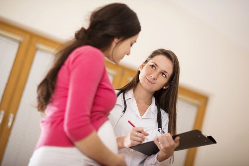 Mulher consultando médica sobre sua coceira vaginal