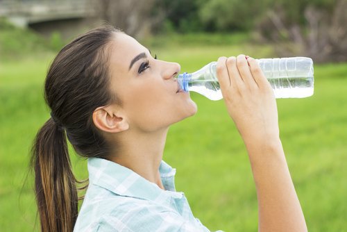 Beber muita água pode evitar pedras nos rins