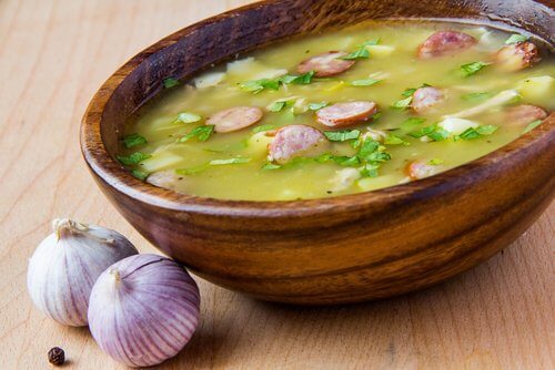 Sopa de alho com ervas e linguiça