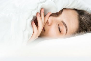 Pijama quente ou cobertor? Saiba como dormir no frio