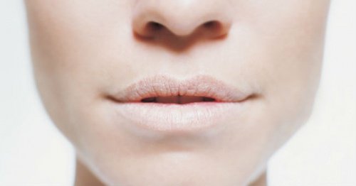 Mulher com a boca seca por não beber água