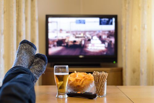 comer-assistindo-televisao