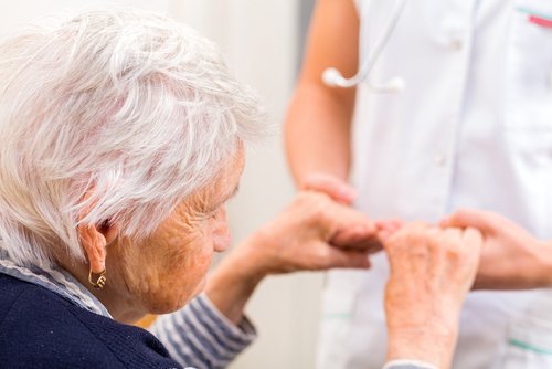 Paciente idosa que come cúrcuma para evitar o Alzheimer