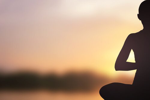 Pessoa meditando, hábito de pessoas que parecem ser mais jovens