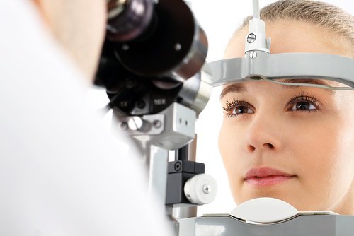 Mulher no oculista detectando problemas nos olhos