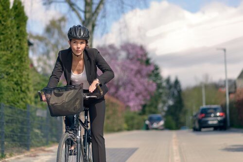 Mulher andando de bicicleta para evitar o Alzheimer