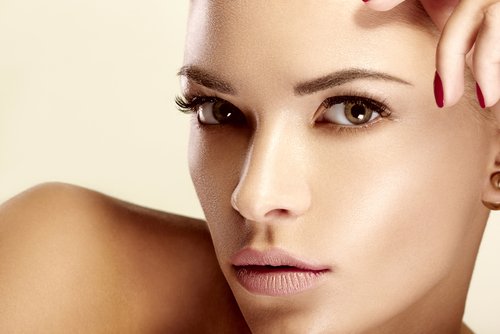 Mulher com sobrancelhas escassas
