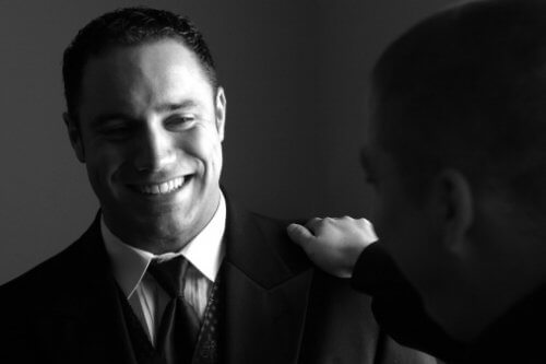 Pessoa plastilina oferecendo ajuda a outra pessoa