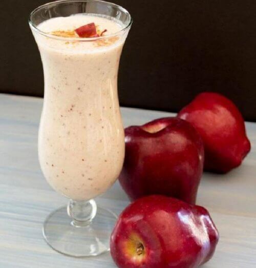 Vitamina de maçã, canela e amêndoas