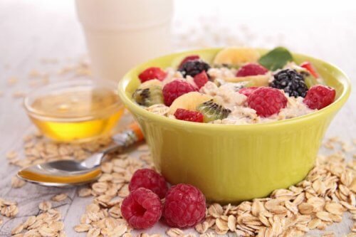 Café da manhã com aveia e frutas