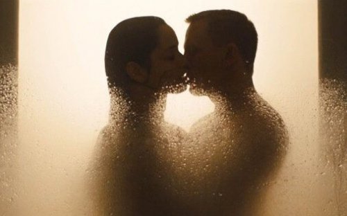 manter relações sexuais no chuveiro