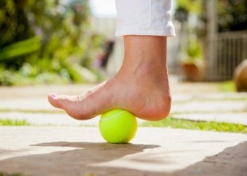 Como utilizar uma bola de tênis para acalmar a dor da fascite plantar