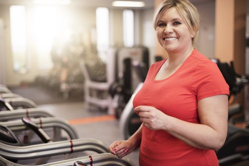 Mulher fazendo exercício para evitar a obesidade