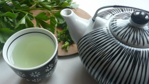 Infusão à base de salsinha e hortelã para desintoxicar seu fígado