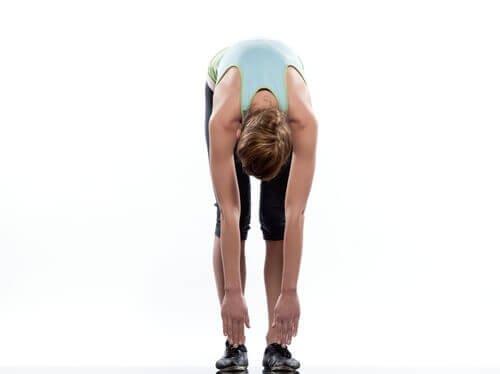 Mulher fazendo exercício parta evitar dor no nervo ciático